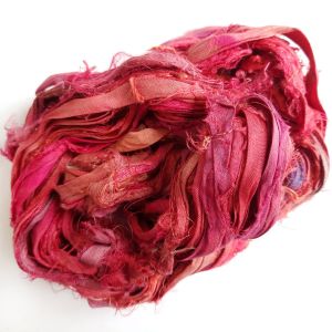 Лента от естествена коприна сари, цвят мокро червено (1м)