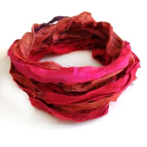 Лента от естествена коприна сари, цвят мокро червено (1м)