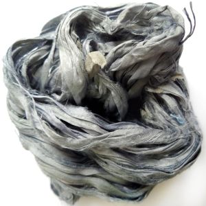 Лента от естествена коприна сари, цвят сив (1м)